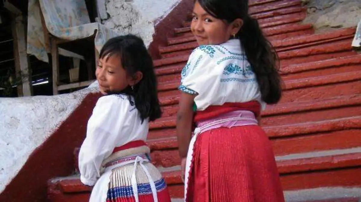 Traje-típico-de-Michoacán-570x321