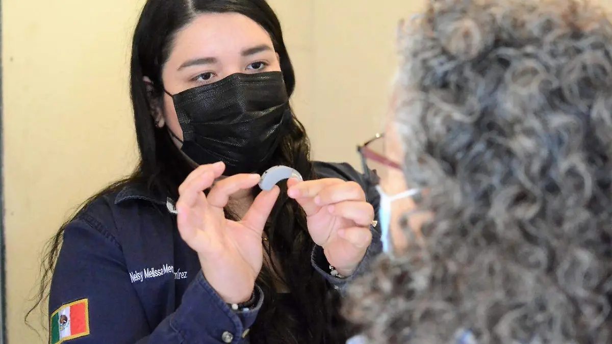 renegados regalan aparatos auditivos