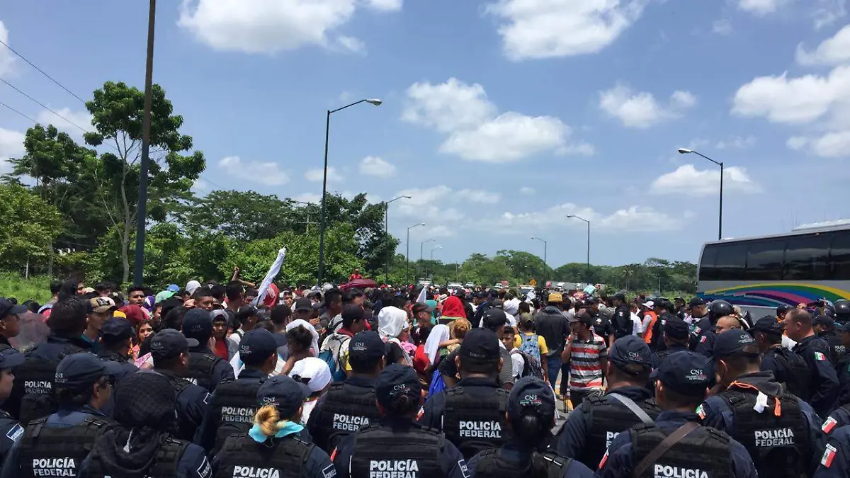 Caravana migrante ingresa ilegalmente a México