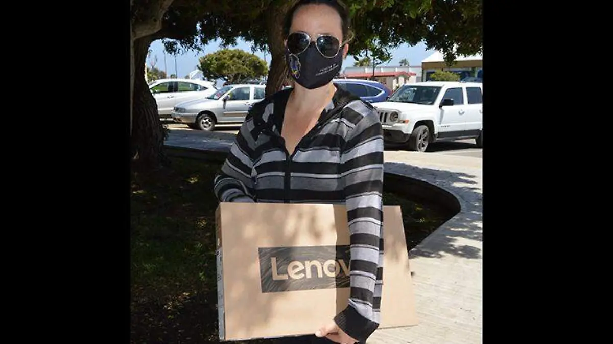 Fundación UABC entrega de laptops