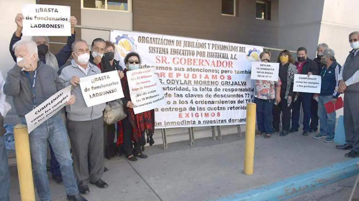 Jubilados y pensionados del Sistema Educativo tomaron las oficinas administrativas de Issstecali