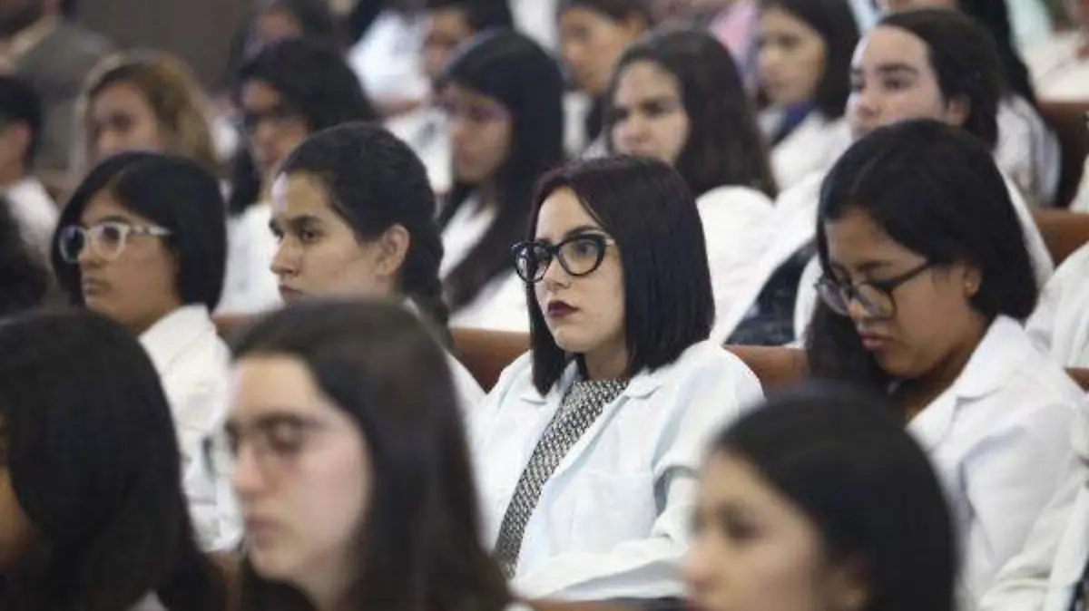 Estudiantes-medicina-UdeG-600x399