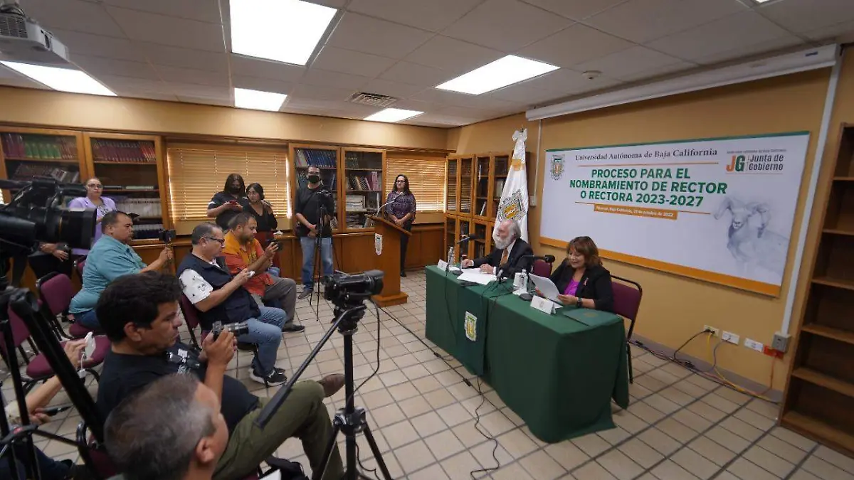 Gabriel Estrella Valenzuela y Lilia Martínez Lobatos.