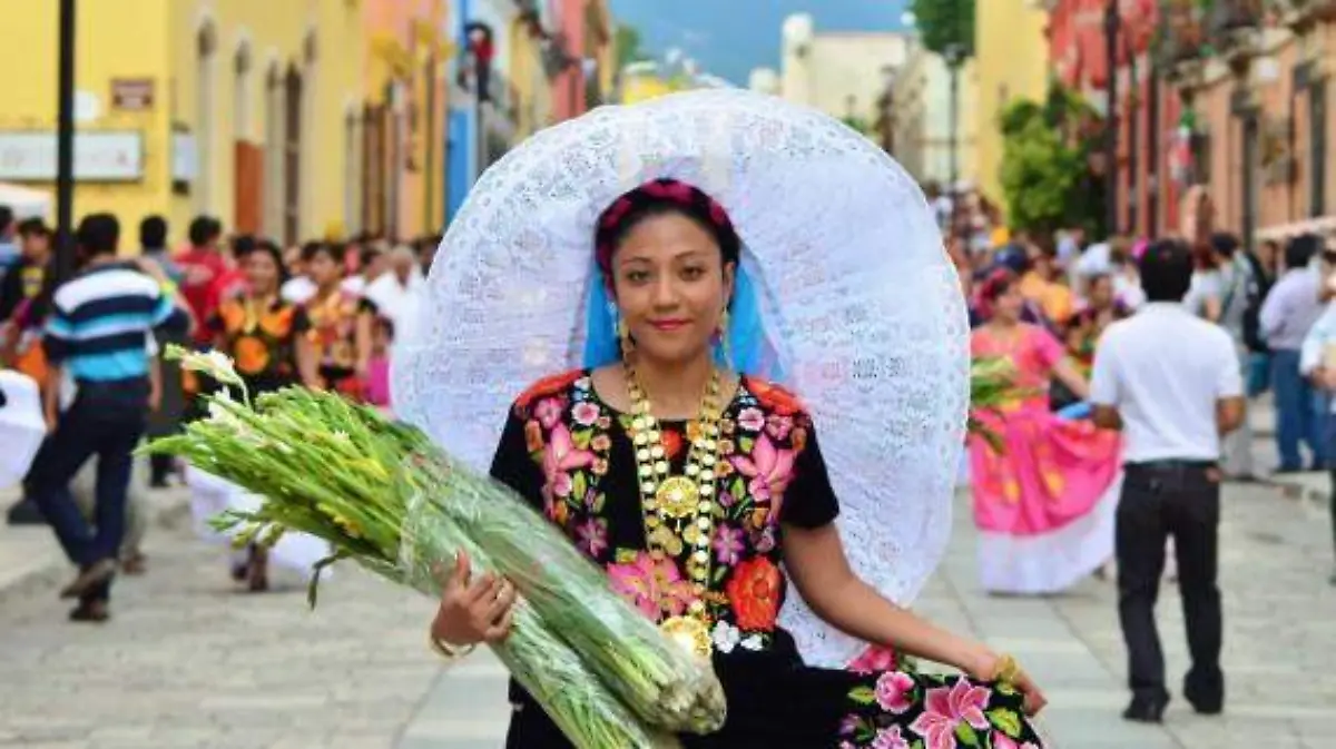 Traje-típico-de-Oaxaca-570x321