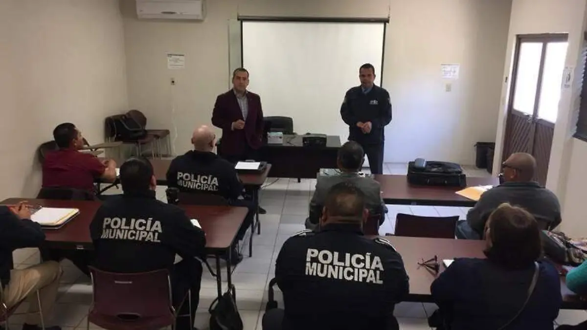 policías estudiando