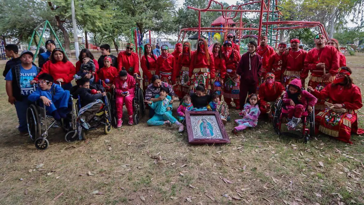 Danza Santa Isabel regaló obsequios a niños discapacitados