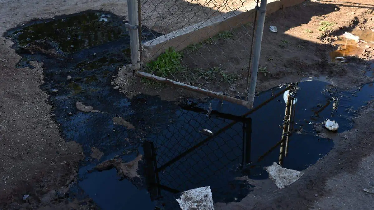 Vierten aceite en drenaje sanitario