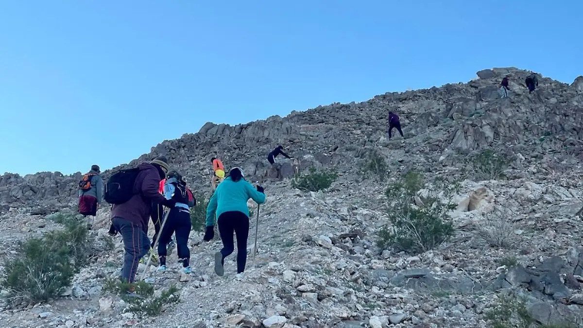 Ascienden el cerro del Centinela