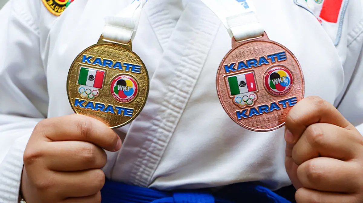 NIÑOS GANAN MEDALLAS KARATE