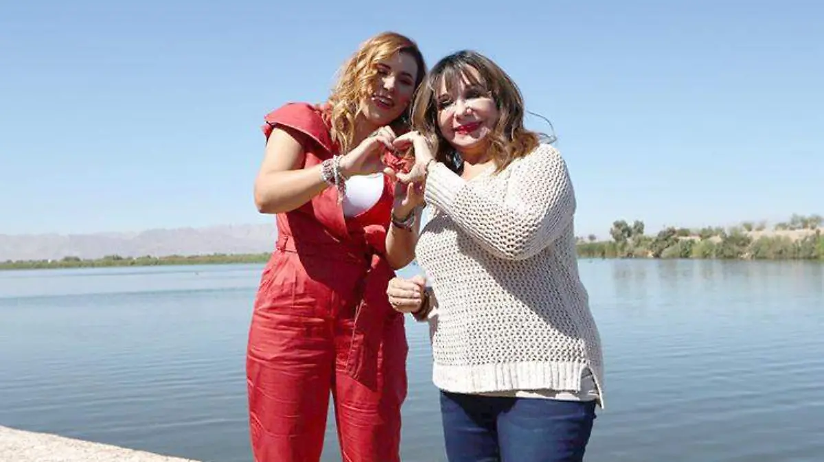 Marina del Pilar Ávila y la presidenta municipal, Norma Bustamante Martínez