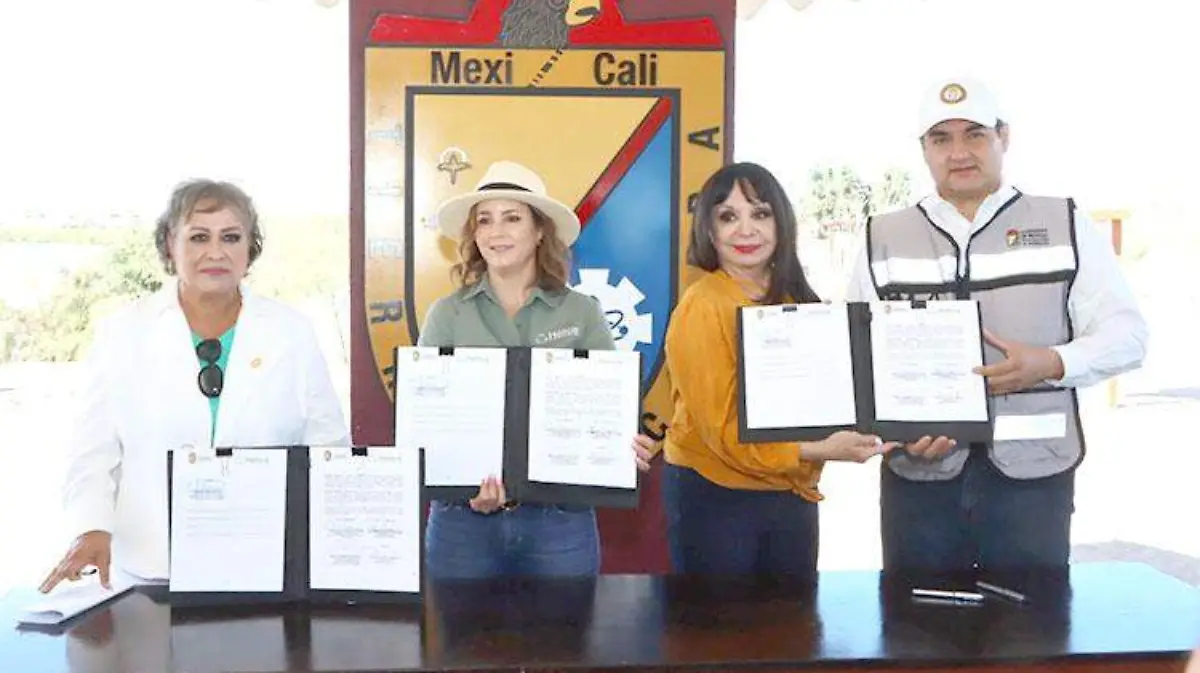 La presidenta municipal, Norma Bustamante Martínez y Miriam Serra, presidenta de Fundación Helice