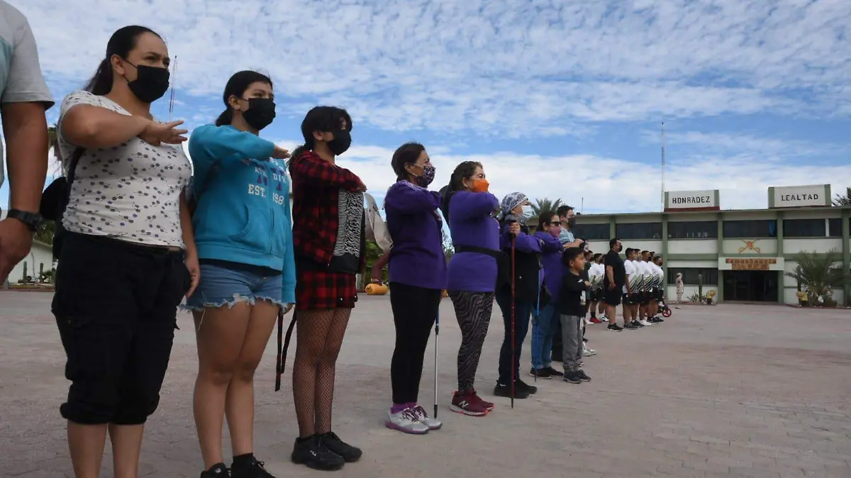 Familias observan las actividades de los oficiales del ejército 