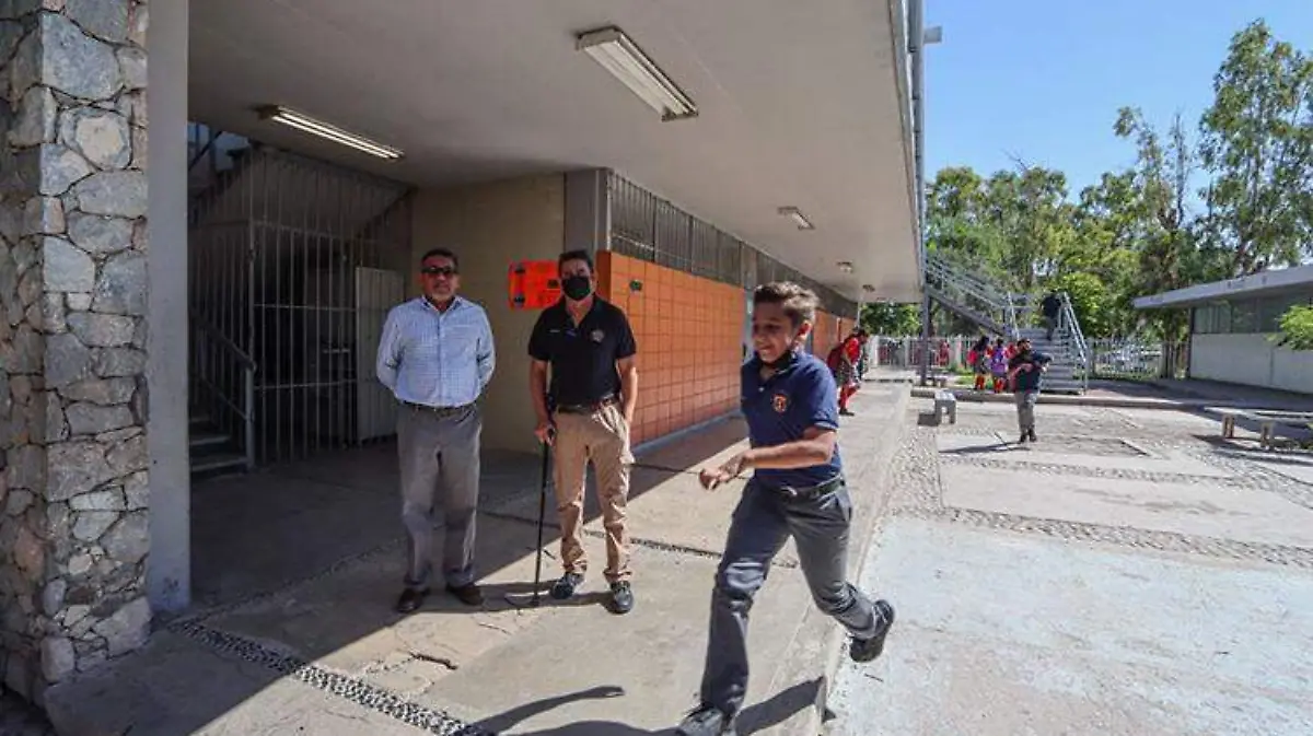 Eduardo Joel Caviedes y el director Raúl Cruz Ríos