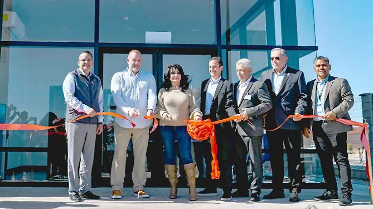 Durante el corte de listón del nuevo Call Center