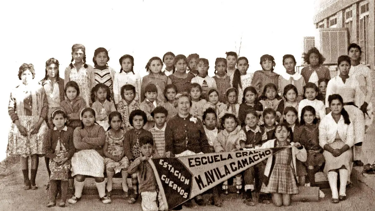 26  PROFRA. GUADALUPE RAMOS DE HULL, PRIMERAS GENERACIONES DE LA PRIMARIA AVILA CAMACJO.