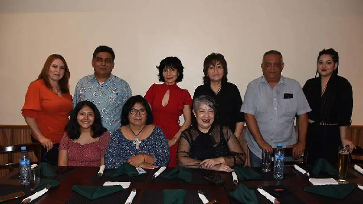 Amigos de toda la vida acudieron para felicitarla 