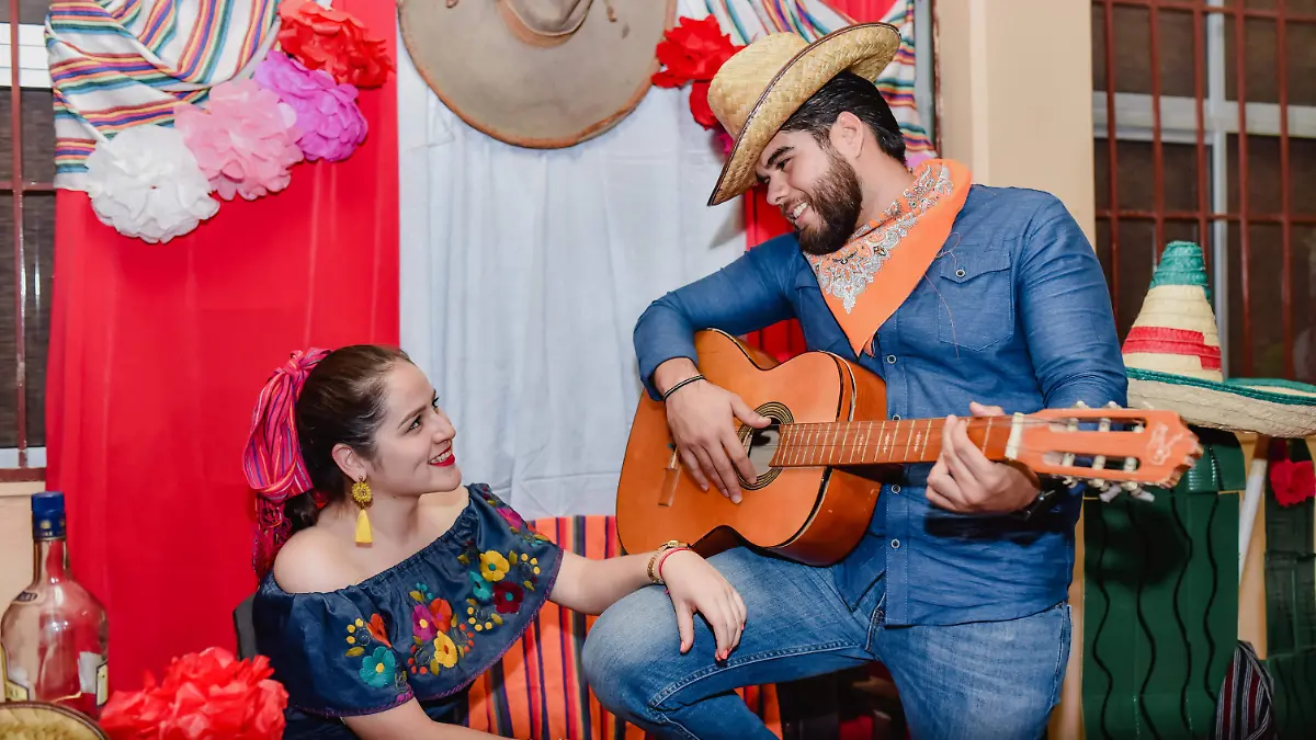 alumnos fueron carazterizados con atuendos tipicos mexicanos