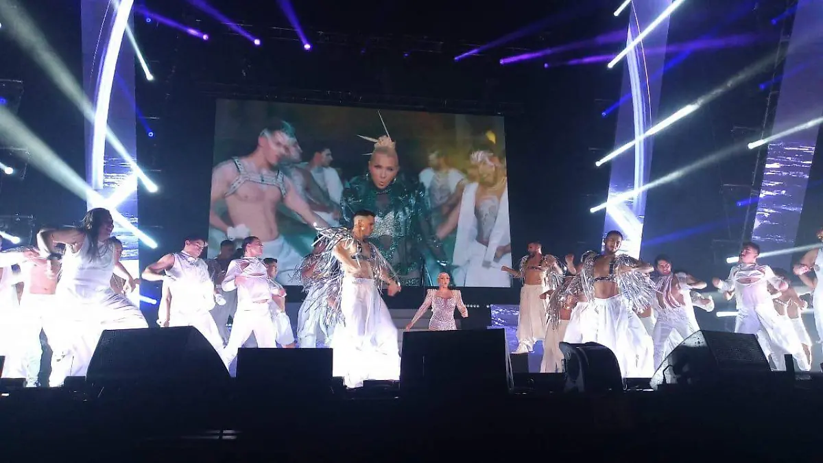 Un grandioso cuerpo de baile la acompañó