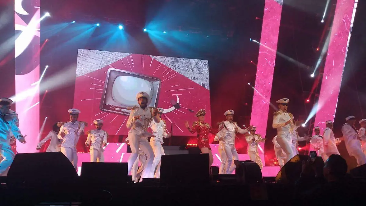 Elaborados visuales fueron parte del show