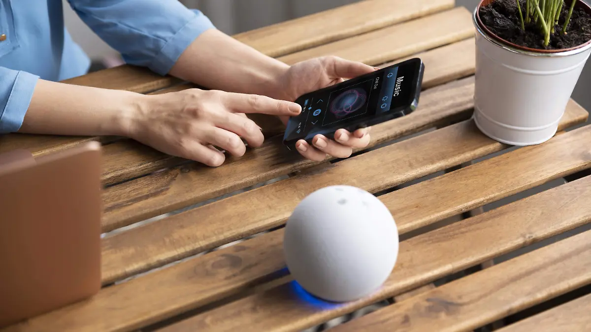 close-up-hands-holding-smartphone