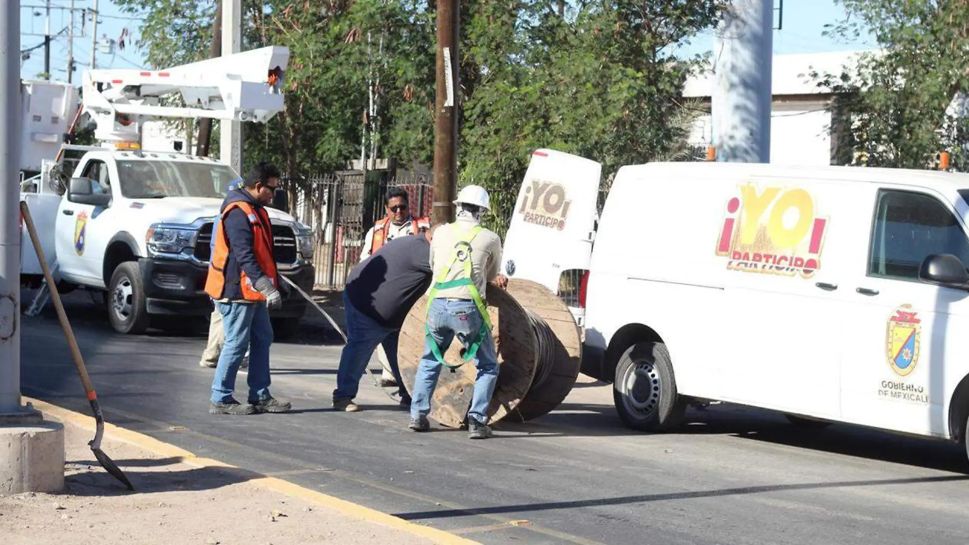 Rehabilitan transformador vandalizado en distribuidor vial