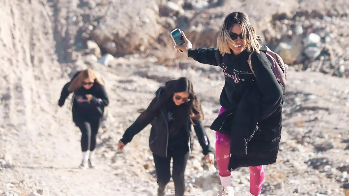 Familias cachanillas se dan cita cada fin de semana para recorrer los senderos del Cerro Ciempiés, disfrutando del aire fresco y el paisaje desértico de Mexicali.