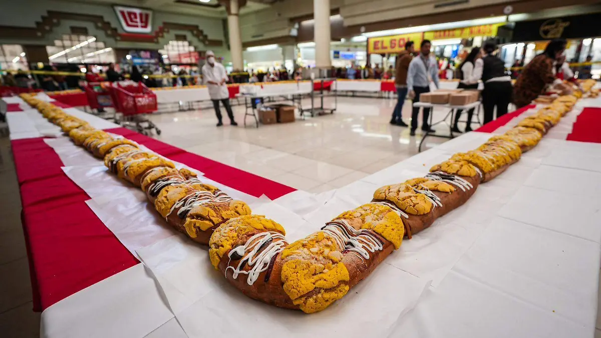 Las personas que tuvieron la fortuna de que les saliera en su trozo la figura del niño Dios, fueron acreedores de un juguete de los 10 que se regalaron.