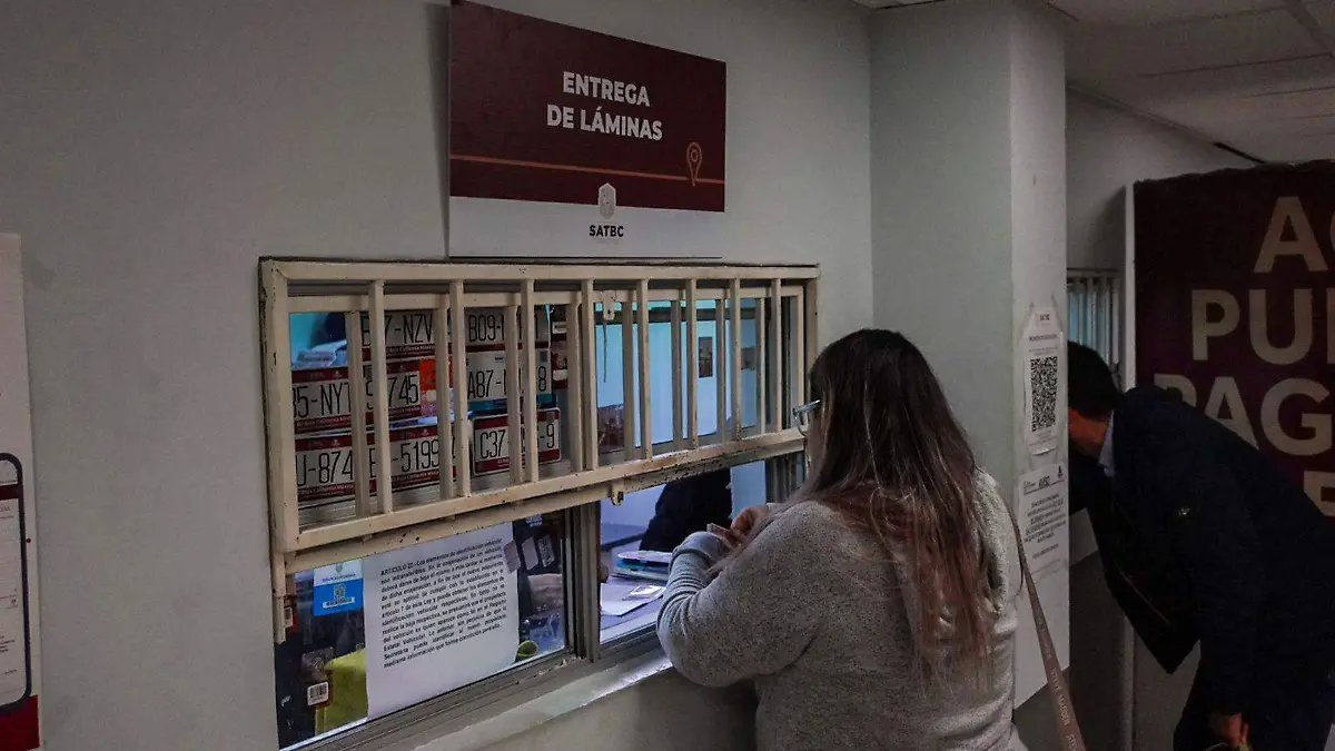 En los primeros días del año los mexicalenses acuden a pagar las placas