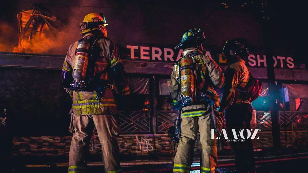 Zona de Antros en la Calzada Montejano, Mexicali, bajo incendio: afectan a colonias cercanas
