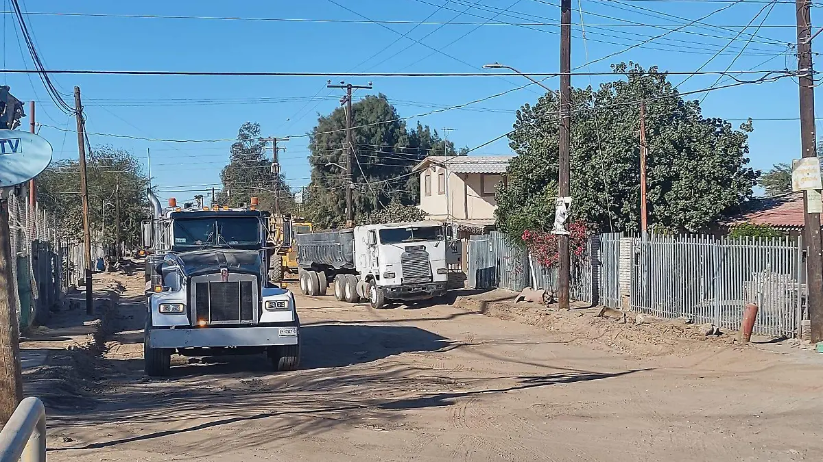 El área que corresponde al poniente de la ciudad, así como el Valle, es donde se tiene la mayor necesidad de obras de pavimentación o rehabilitación en todo el municipio, reconocieron autoridades del Ayuntamiento de Mexicali.