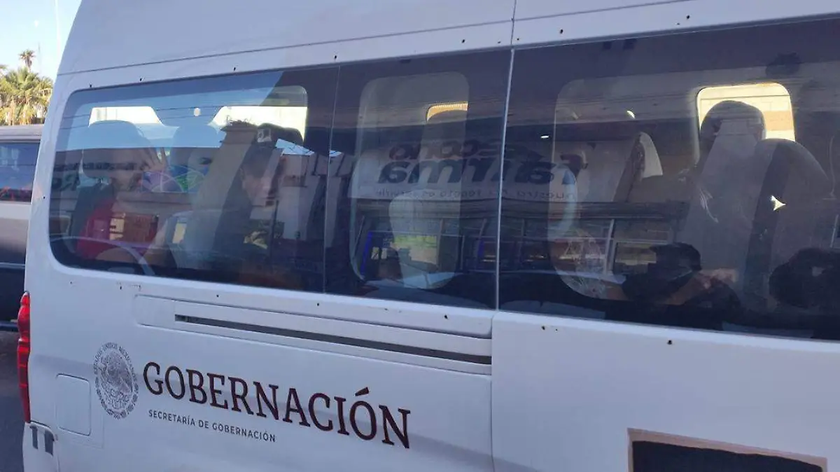 Migrantes centroamericanos son trasladados por personal del INAMI