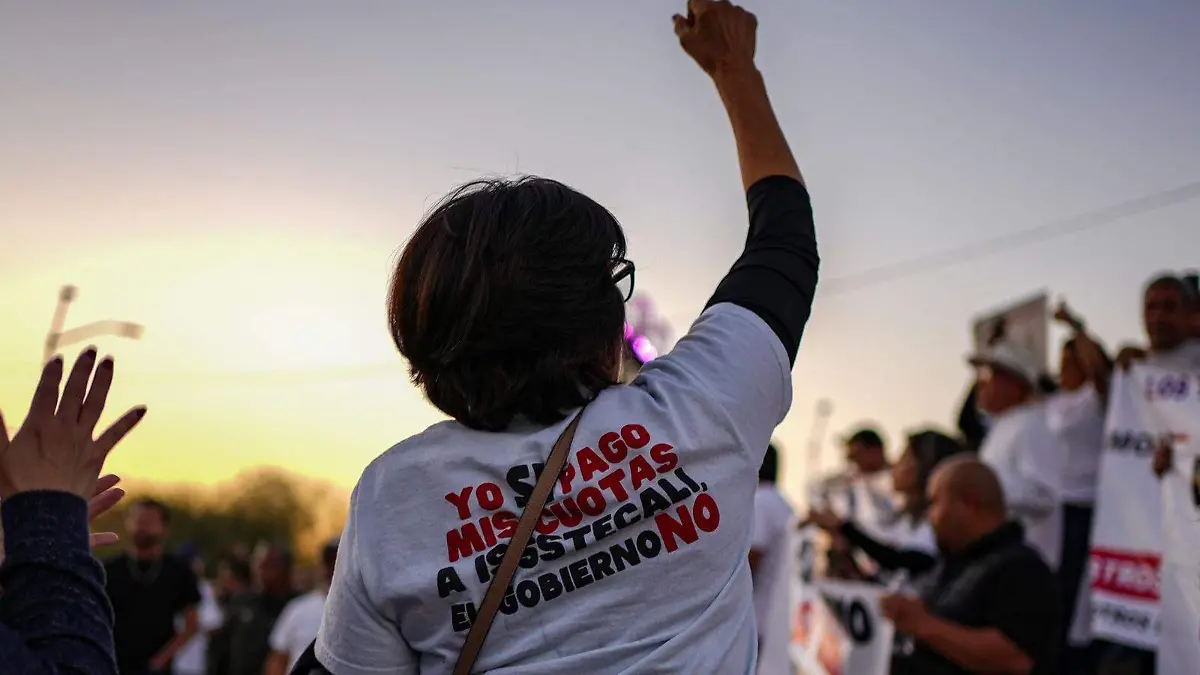 Marcha en contra de la reforma de la ley del Issstecali