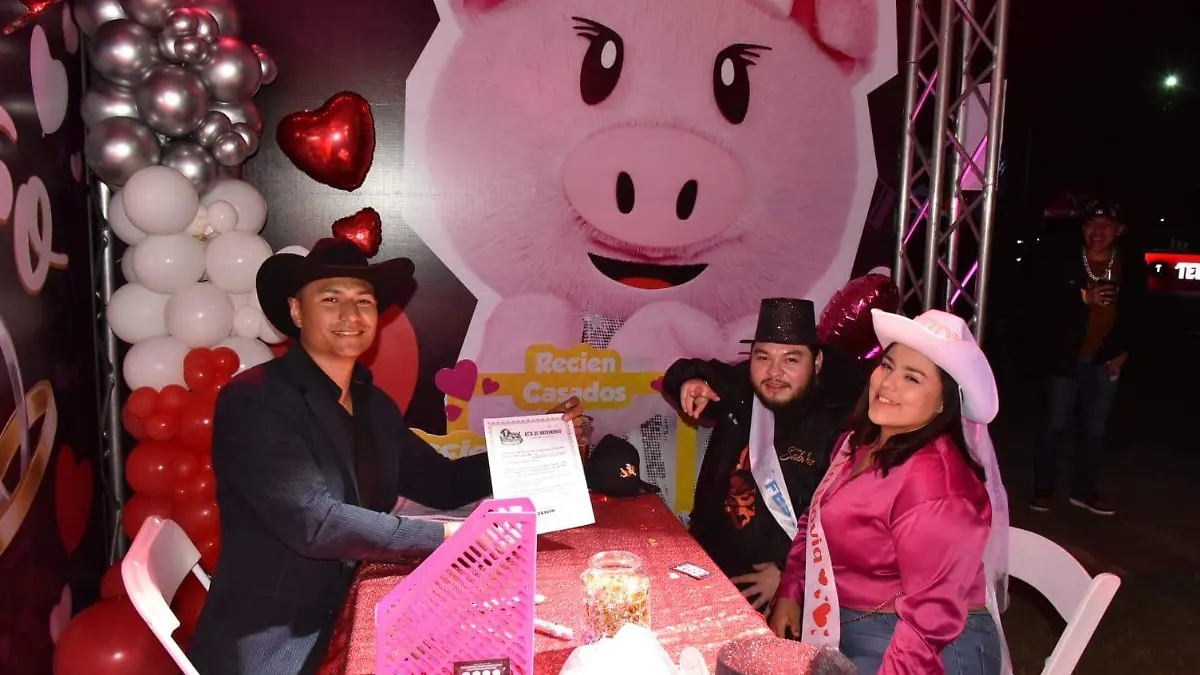 Disfrutan de carnes asadas, cerveza, música y stands