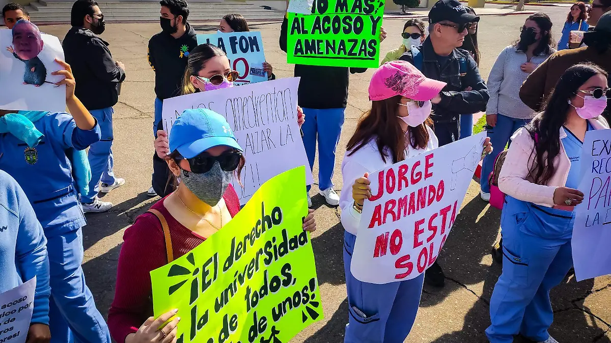 Protestan estudiantes de odontología en la rectoría de la UABC