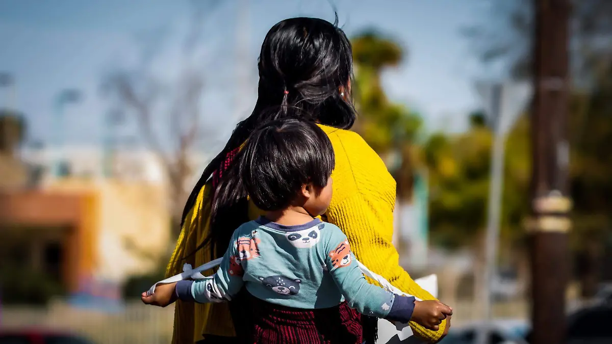 Con actos de malabarismo buscan obtener algunas monedas