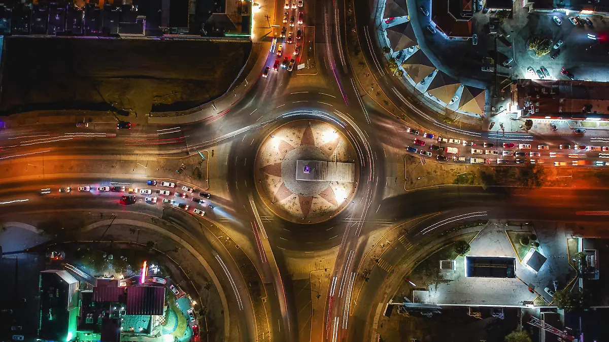 Desde sus avenidas principales hasta sus barrios históricos, cada rincón de la ciudad refleja su evolución y el espíritu de su gente