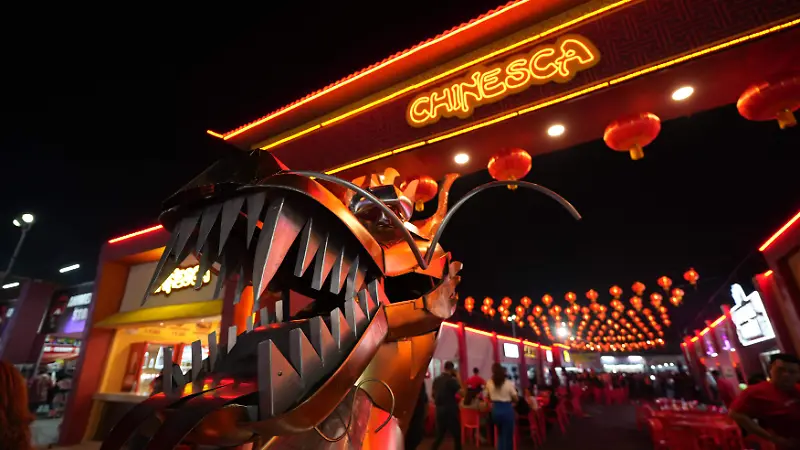 Los callejones de La Chinesca cobran vida con sus luces de neón y murales coloridos, recordando la historia y la cultura china en el corazón de Mexicali