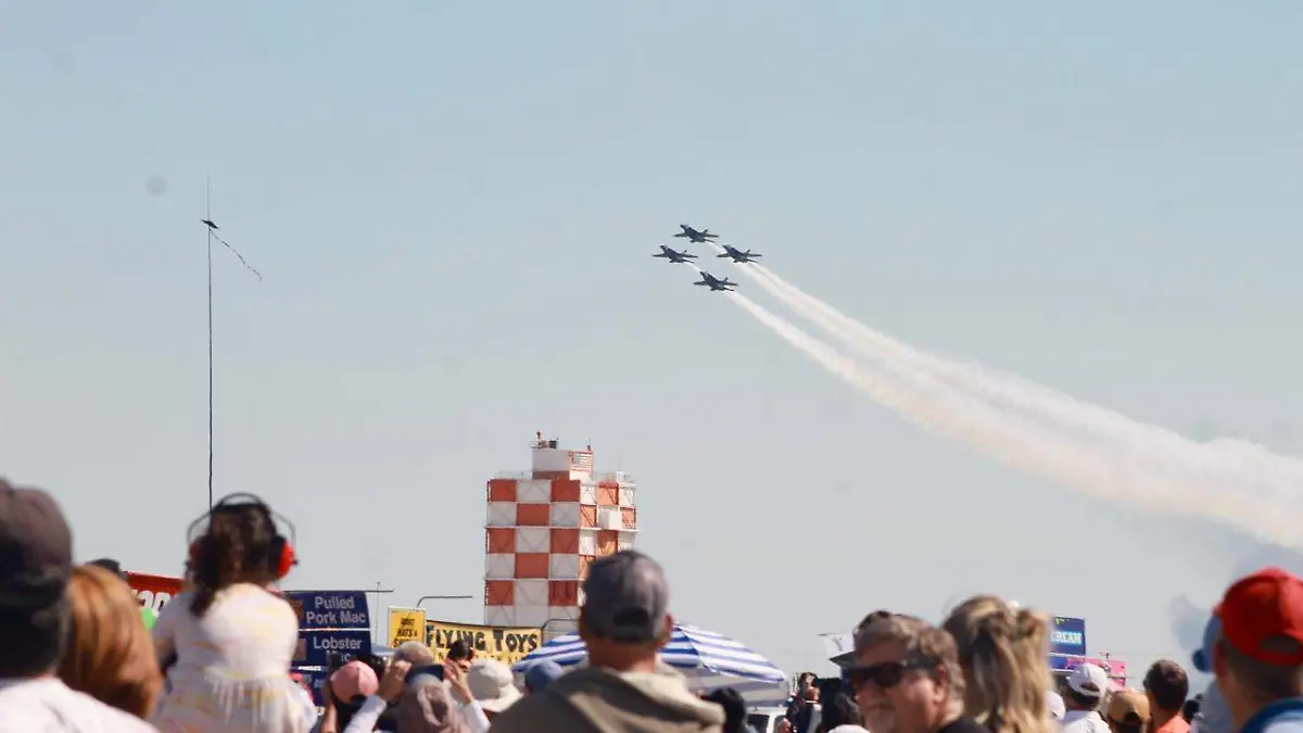 El espectáculo atrajo a visitantes desde Canadá y México, con comida típica de ambos países y un ambiente patriótico al ritmo de motores y rock