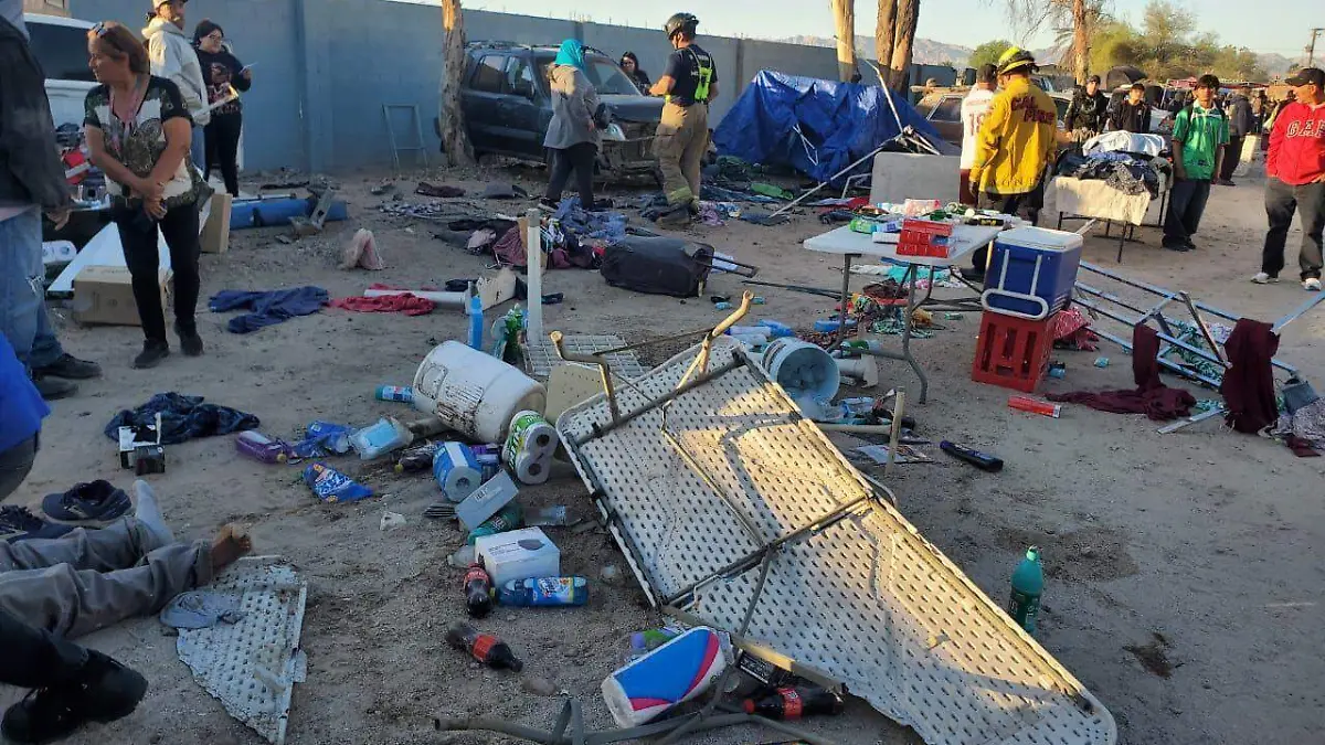 Conductor choca contra puestos de tianguis, vehículos y atropella a tres peatones; huyó del lugar