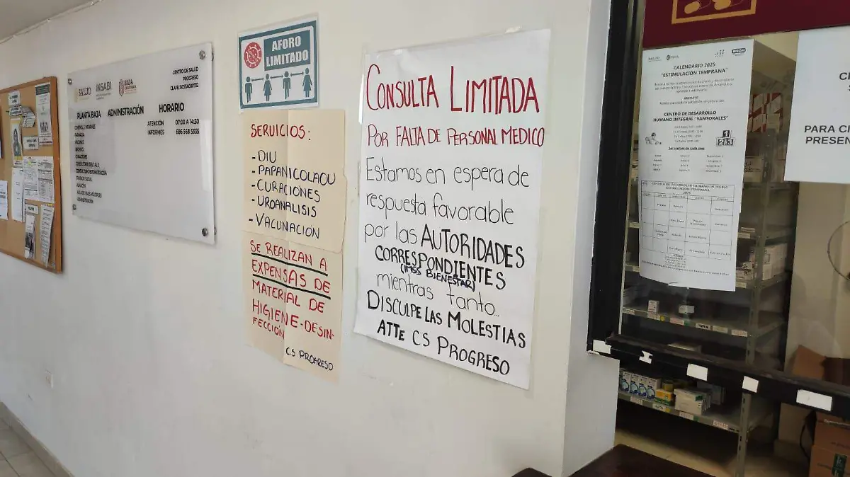 Letreros en cartulinas colocados en la pared del Centro de Salud Progreso advierten sobre la falta de personal médico y materiales para atención