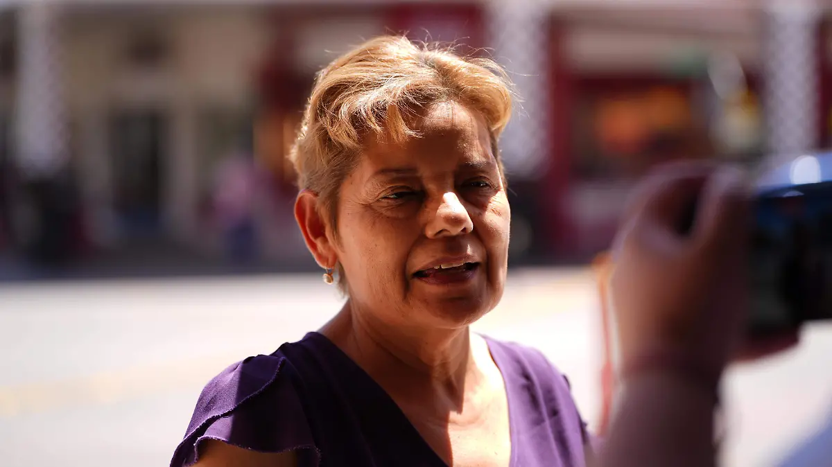 Devotos en oración tras la muerte del Papa Francisco.