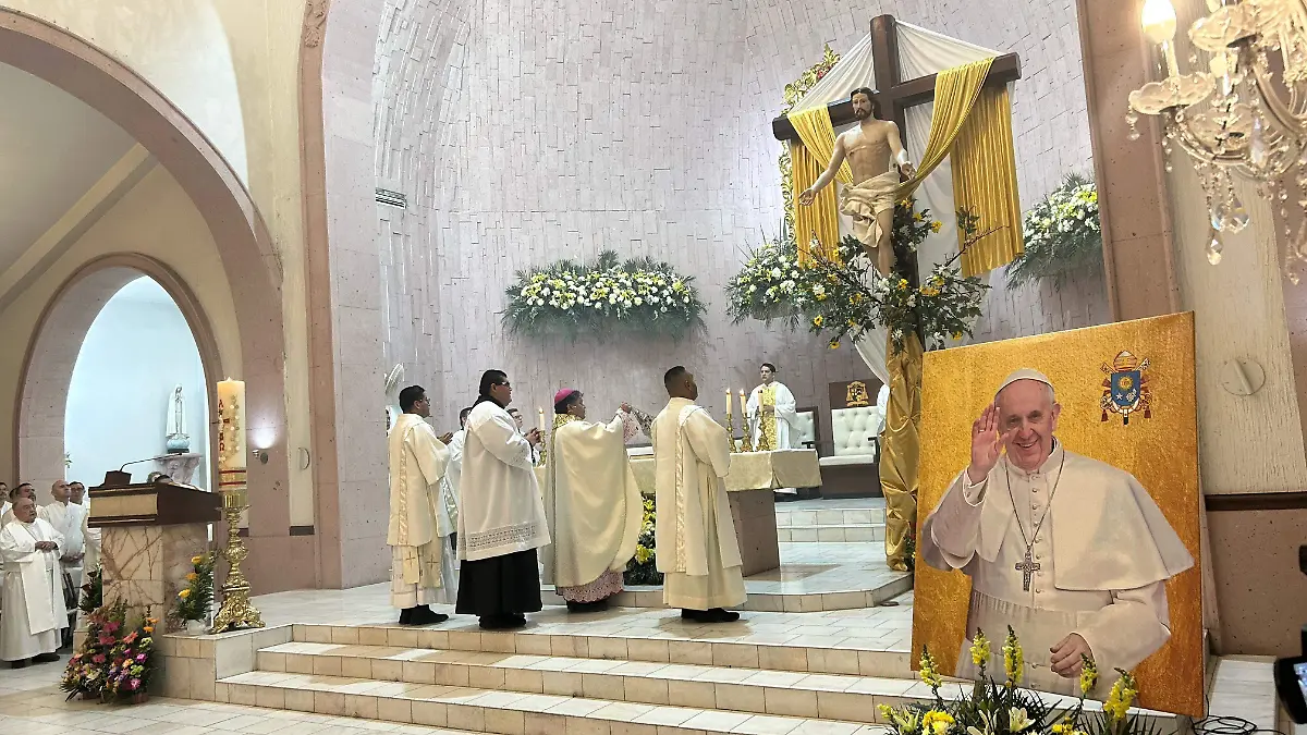Feligreses honran la vida del Papa Francisco con Hora Santa y misa especial en Mexicali