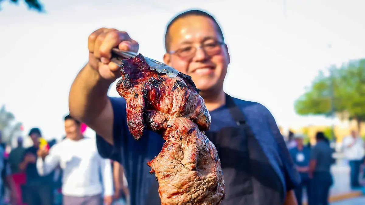 Entre asadores, diferentes tipos de carne y mucha lumbre, así se vivió la convocatoria
