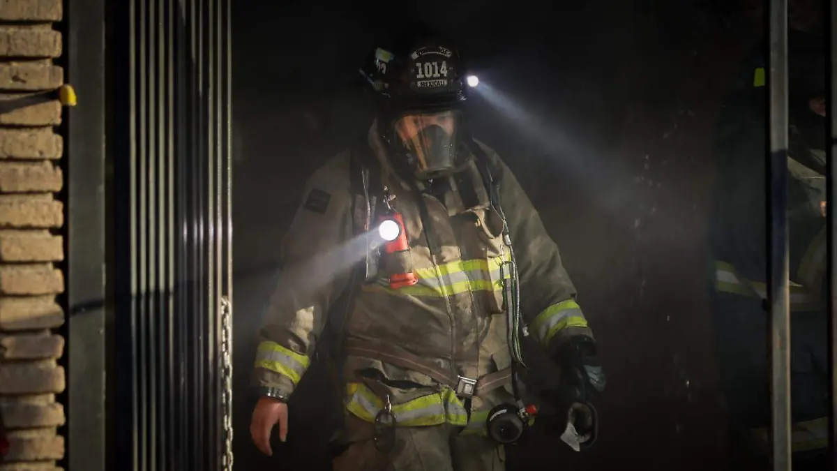 Bomberos sofocan incendio en predio abandonado en la Colonia Nueva, cerca del restaurante Imperial Garden