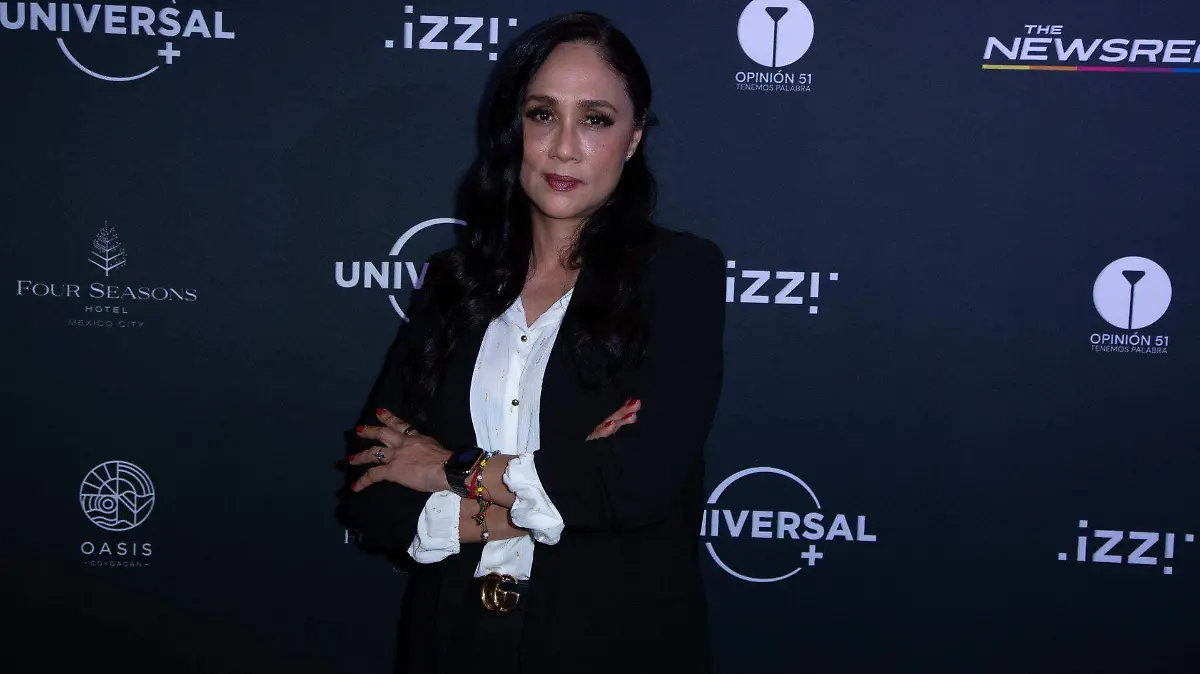 Adela Navarro a su paso por la alfombra roja por la presentación de la nueva serie de Universal + "Newsreader", donde se presentan a distintas periodistas y como se desenvuelven en el ámbito profesional.