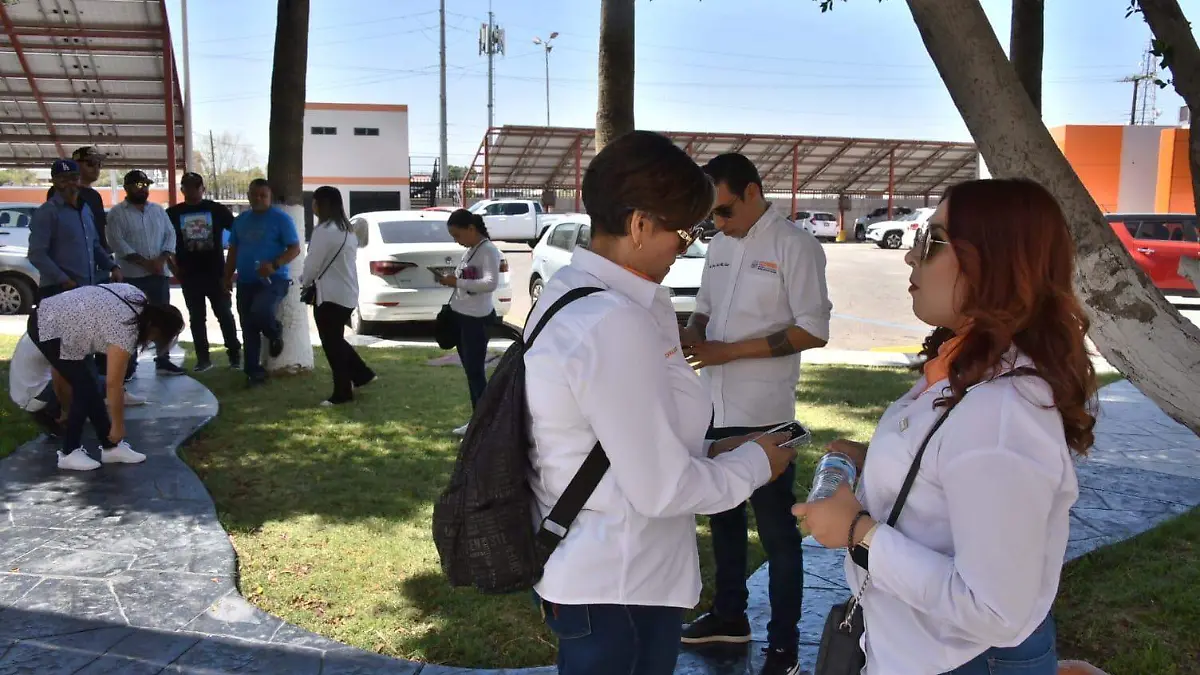 Maestros inconformes acuden a la Sección 2 de la SNTE a manifestarse