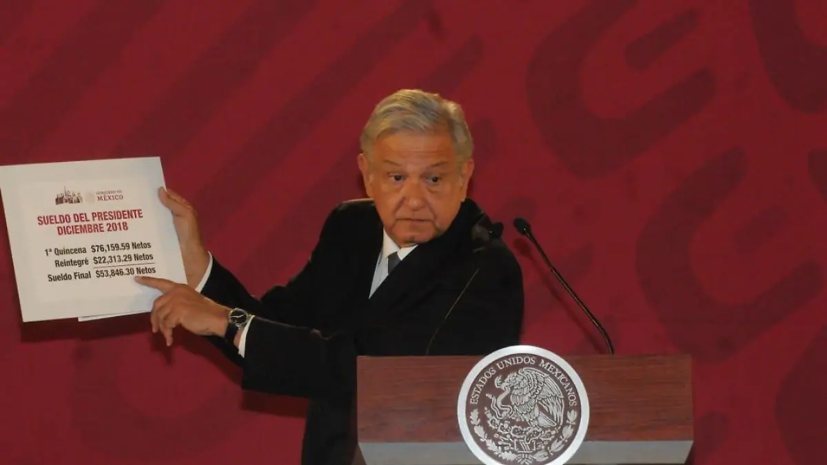 AMLO-DEVULVE-PARTE-DE-SU-SUELDO