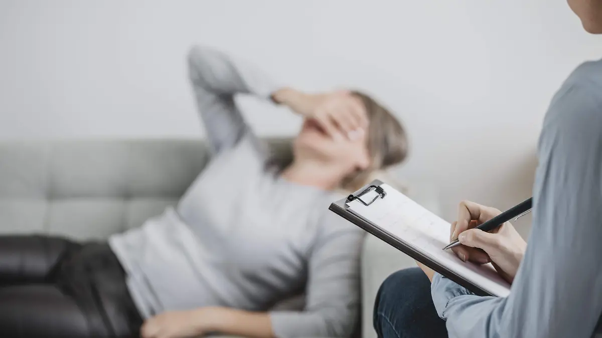 adult-woman-at-therapy-session