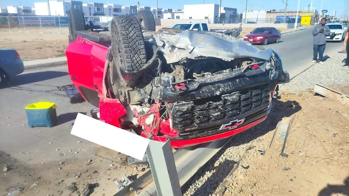 Un pick up chocó contra una torre de luz y terminó volcado