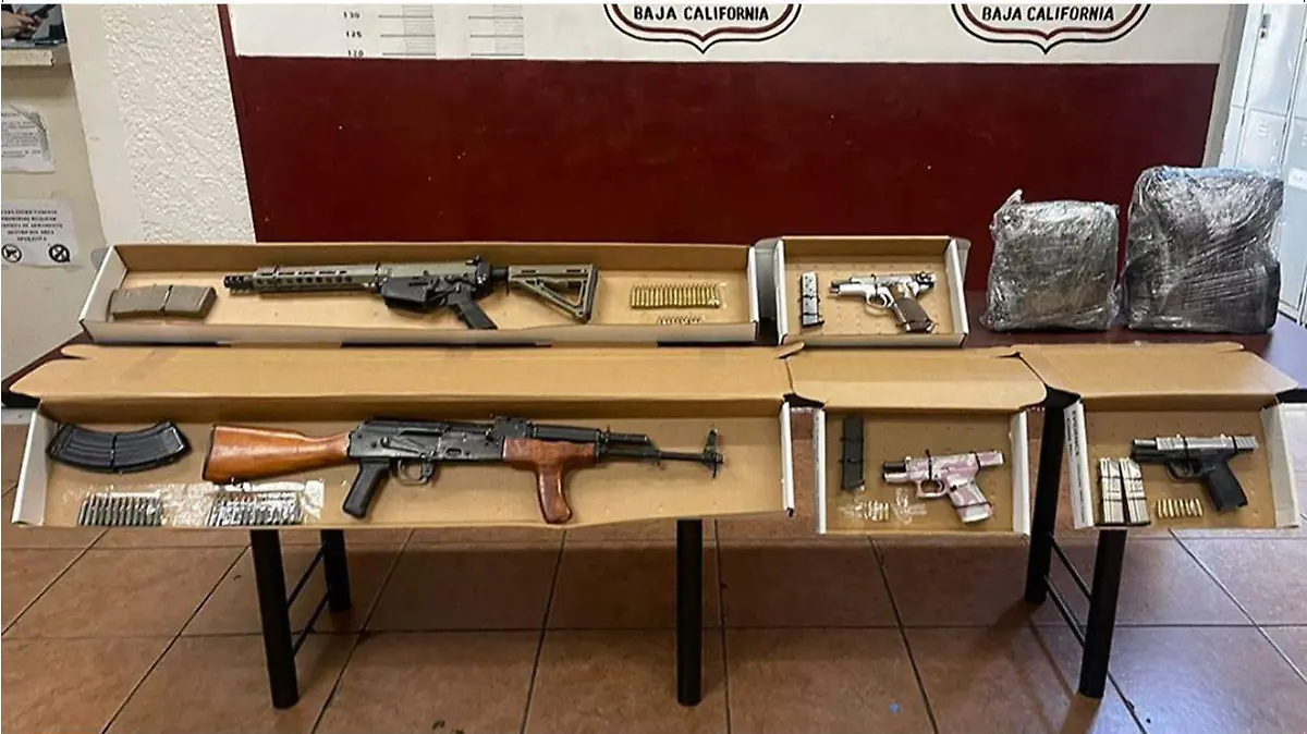Localizan en Tecate armas largas y equipo táctico